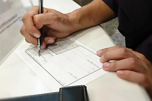 早くお部屋に入りたいのにチェックインが終わらない...